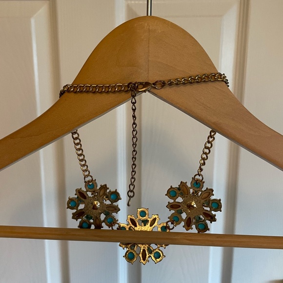 SOLD Bundle of assorted accent statement necklaces - Picture 10 of 16